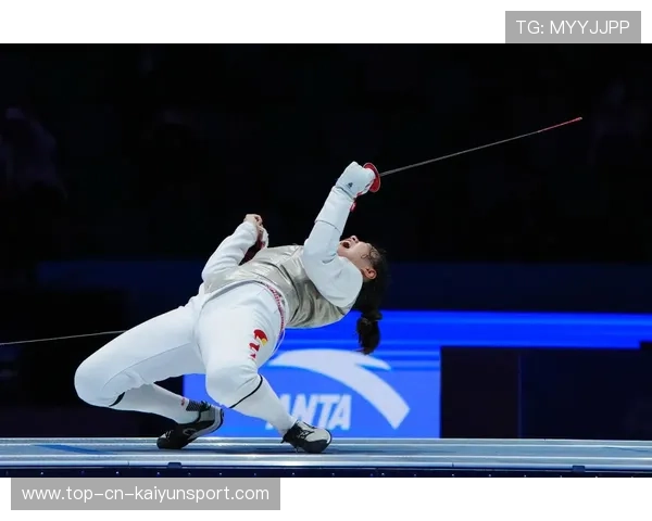 中国击剑队花剑直刺命中目标——在节拍与专注之间绽放胜利的光芒 中国击剑队花剑直刺命中目标——在节拍与专注之间绽放胜利的光芒